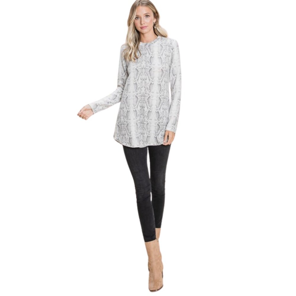 ✨5/$25✨ Marla Animal Print Top Size S + M - Picture 5 of 5